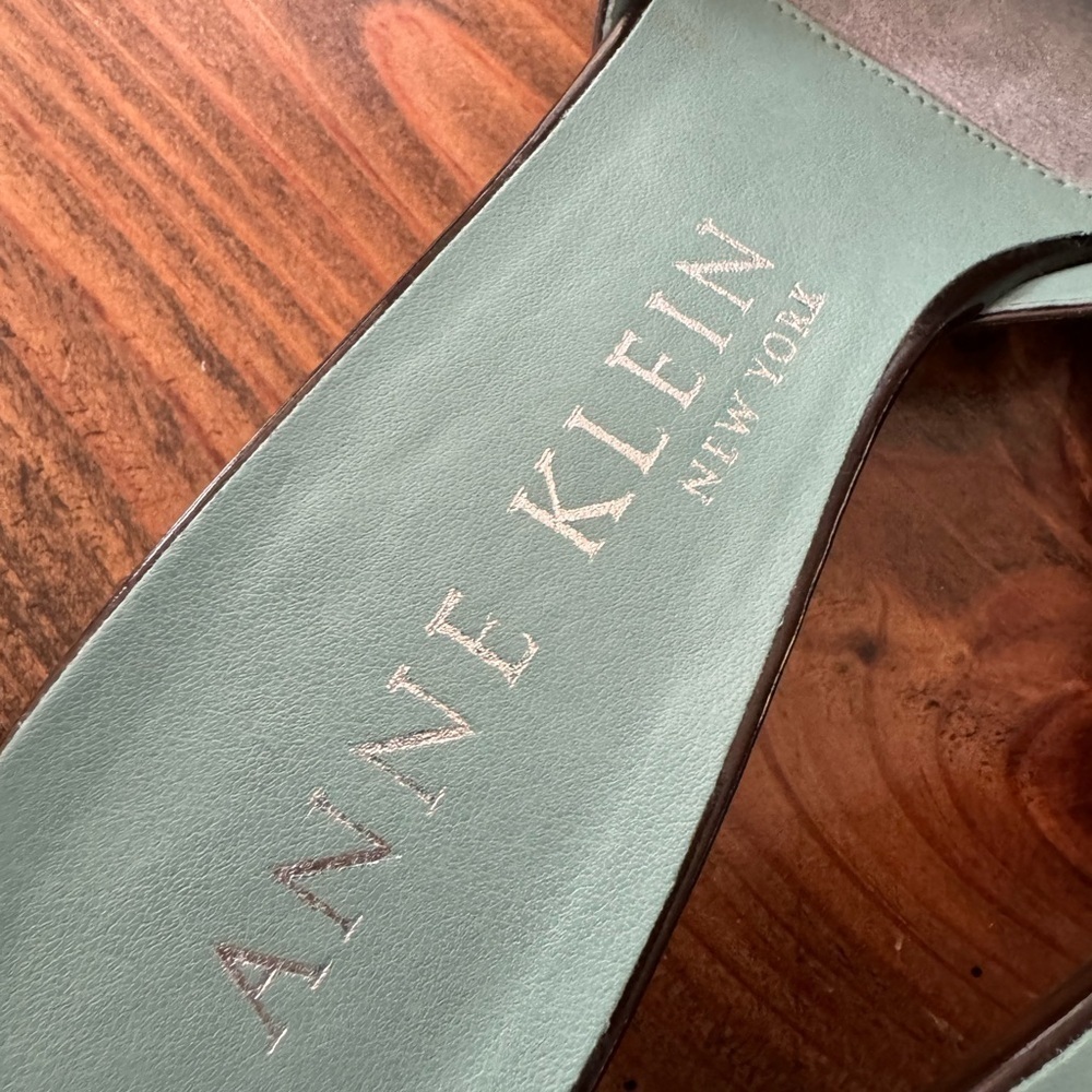 Vintage Anne Klein kitten heel slides (black) with hearts leather Size 6.5 - Picture 6 of 10